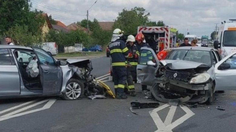 Accident grav în Timiș: Trei femei, victime ale unei ciocniri între patru mașini, transportate de urgență la spital 1 accident grav in judetul timis trei femei au ajuns la spital dupa ce patru masini s au ciocnit violent 68a877424f08a