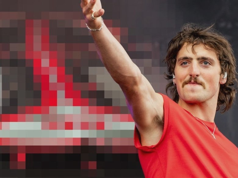 benson boones tour stage compared to a penis by fans 68aa3aa4baa68