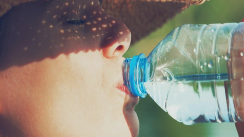 ce se intampla daca bei apa dintr un recipient din plastic lasat la soare la ce riscuri te