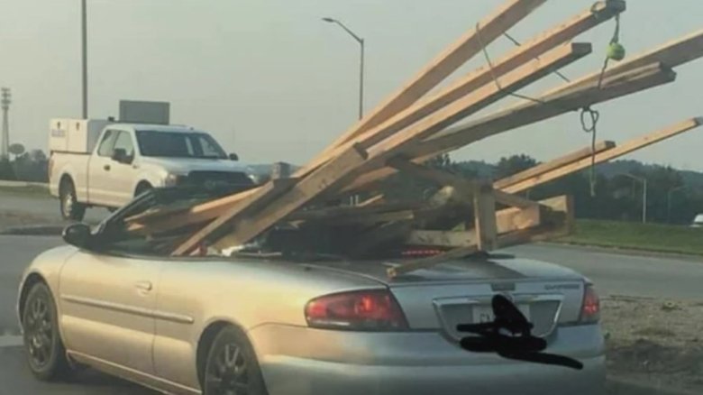 Noutăți în Codul Rutier: Reguli noi pentru transportul încărcăturilor mari și capcanele sancțiunilor neprevăzute 1 ce spune noul cod rutier daca transporti obiectele mai mari decat masina si ce amenzi te pot astepta 68ad35206fadc