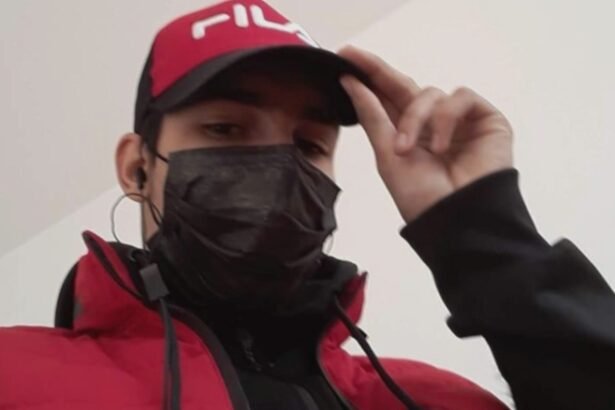 cine este batausul care l a luat la pumni pe livratorul strain pe pagina sa de socializare are poze cu marijuana si arme albe 68b0a16e70a65