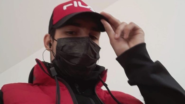 Dezvăluirea identității atacatorului care a agresat livratorul străin, înconjurat de simboluri ale violenței și consumului de droguri pe rețelele sociale 1 cine este batausul care l a luat la pumni pe livratorul strain pe pagina sa de socializare are poze cu marijuana si arme albe 68b0a16e70a65
