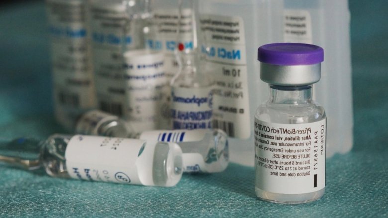 decizie controversata chiar sub nasul lui robert f kennedy jr au fost autorizate vaccinurile actualizate anti covid 19 pentru toate persoanele de peste 65 de ani si cele cu risc ridicat 68afd6ecc9d91