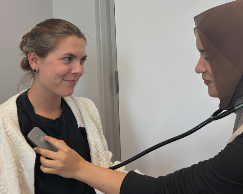 Medicii dezvoltă un stetoscop inteligent, capabil să depisteze afecțiuni cardiace grave în doar 15 secunde 1 doctors develop ai stethoscope that can detect major heart conditions in 15 seconds 68b2c5974005b