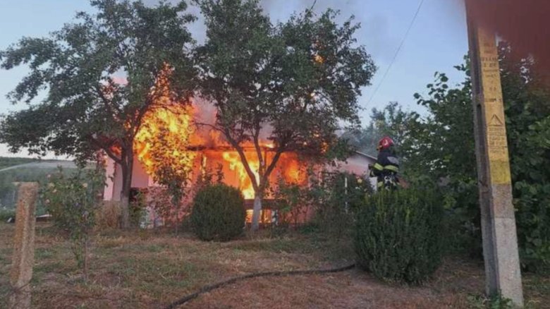 Flăcări necruțătoare în Botoșani: un bărbat grav rănit a ajuns la spital cu arsuri profunde 1 explozie urmata de incendiu intr o casa din botosani un barbat a ajuns la spital cu arsuri 68b3e5356e117