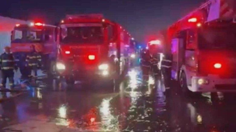 Incendiu catastrofal la Complexul Comercial Dragonul Roșu din București: 2.000 mp amenințați, cu peste 16 echipe de intervenție în acțiune 1 incendiu la complexul comercial dragonul rosu din bucuresti 2 000 mp afectati peste 16 autospeciale intervin la fata locului video 68adfbee2dcd6