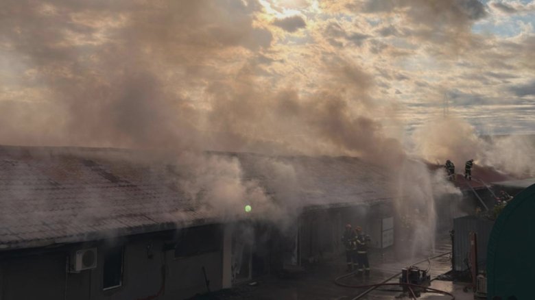 Incendiu devastator lângă București: un depozit din Buftea a fost mistuit de flăcări, intervenție de amploare a pompierilor cu 12 autospeciale, fum dens și negru umple aerul 1 incendiu violent langa bucuresti un depozit din buftea in flacari pompierii intervin cu 12 autospeciale zona impanzita de un fum negru si gros video 68abf82e932d9