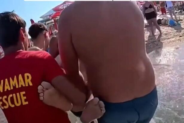 inconstienta maxima turistii ignora steagul rosu de pe litoral si se avanta in valurile involburate video 68ab1a14e25b8