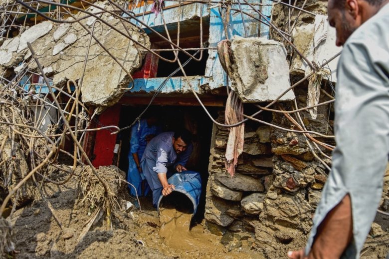 „În câteva clipe: efectele devastatoare ale inundațiilor asupra comunității din Pakistan” 1 it happened in seconds residents count the cost of deadly floods that have left pakistan in crisis 68aff3079bd81