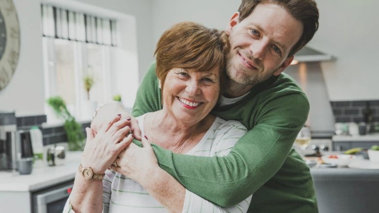 Bărbații îngrijiți cu afecțiune de mame dezvăluie 11 trăsături captivante, ușor de remarcat de către femei 1 men who were raised by loving moms usually have these 11 qualities women notice immediately 68adfe45966f9