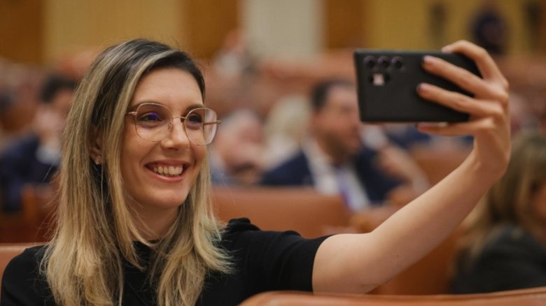 ministra rezist dezmat pe banii romanilor diana buzoianu cheltuie 7 000 000 de euro pe pasari 68af0fd5805ca