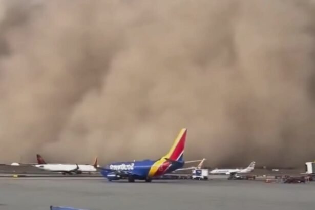 orasul phoenix din arizona lovit de o furtuna masiva de nisip circulatia rutiera si zborurile puternic afectate pene de curent pe scara larga video 68adc4db2210d