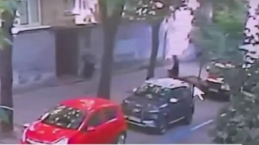 Momente de neuitat în urma asasinării fostului președinte al Parlamentului Ucrainei, atacat pe stradă de un agresor mascat sub pretextul unui curier 1 primele imagini cu momentul in care fostul presedinte al parlamentului ucrainei a fost asasinat in strada criminalul este un atacator deghizat in curier 68b3557e65e8e