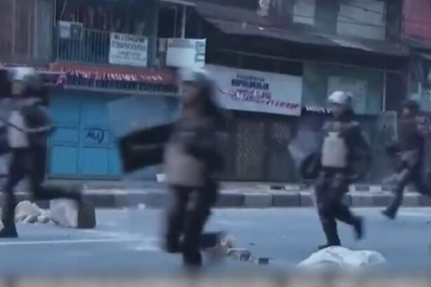 proteste violente oamenii isi cer drepturile salariale 68b453074daa2