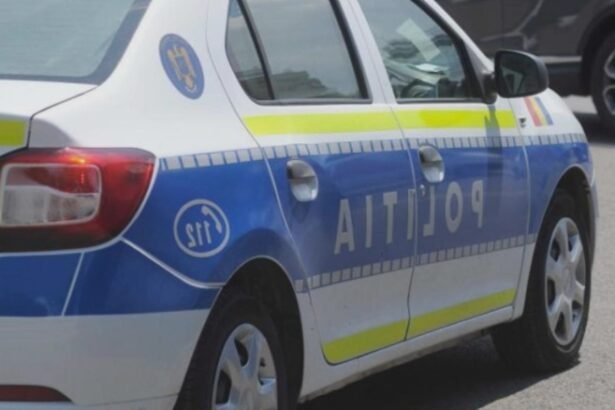 tanar fara permis filmat in timp ce transporta un prieten pe plafonul masinii politia l a identificat si sanctionat 68b30c6bac766