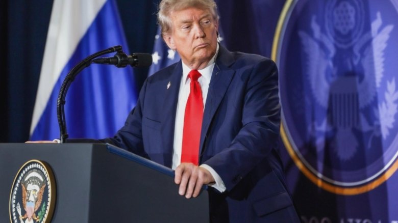 Trump amplifică scandalurile legate de teoriile conspirației: Warp Speed, o „operațiune militară” ocultă în spatele vaccinurilor COVID-19 1 trump toarna gaz pe focul teoriilor conspiratiei warp speed o operatiune militara ascunsa in spatele vaccinurilor covid 19 68b06b67b5f06