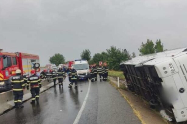 un autocar cu 20 de persoane s a rasturnat in afara partii carosabile a fost activat planul rosu de interventie 68b4653f7a0d4