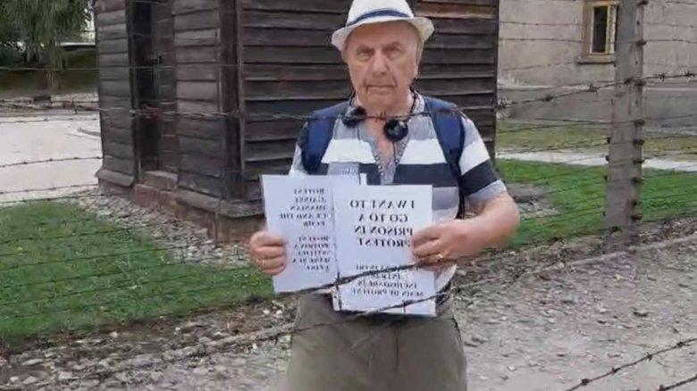 Un român persecutat de Securitate își caută dreptatea la Memorialul Auschwitz: 35 de ani după căderea comunismului, statul român continuă să ignore demnitatea umană 1 un roman persecutat de catre securitate isi cere dreptatea in fata memorialului auschwitz la 35 de ani de la caderea comunismului statul roman continua sa l batjocoreasca video 68a9ae5d5b2ee