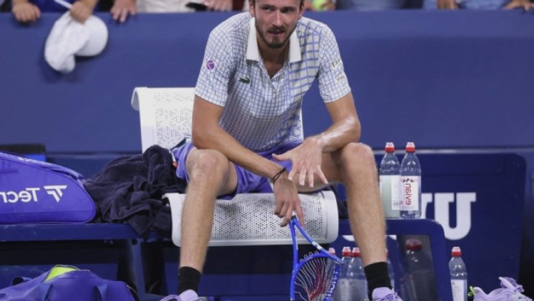 Daniil Medvedev, amendat cu 42.500 de dolari din cauza unei izbucniri de furie la US Open 1 video rusul daniil medvedev amendat cu 42 500 de dolari dupa ce a facut o criza de nervi la us open 68b0b1bc10e9f