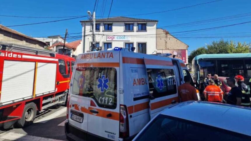 Accident grav în Craiova: autobuz și mașină în coliziune din cauza unui șofer de 80 de ani care a ignorat semnele rutiere 1 accident cumplit in craiova un autobuz si o masina au intrat in coliziune dupa ce un sofer de 80 de ani nu a acordat prioritate 68cbdca22cbf9