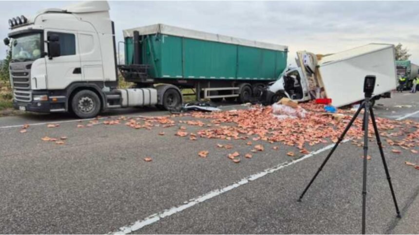 Accident grav în Bacău: o persoană rănită în urma impactului dintre un camion și o autoutilitară 1 accident grav in judetul bacau o persoana a fost ranita in urma impactului dintre un camion si o autoutilitara 68d4f13c4a713