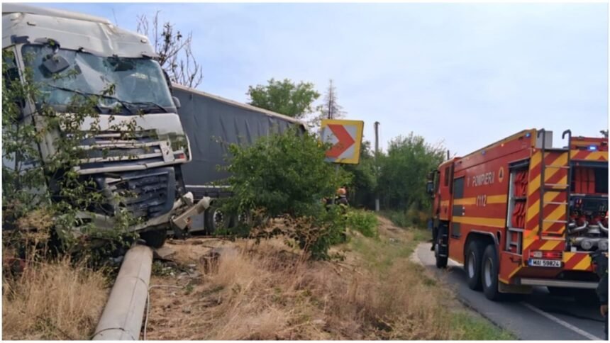 accident grav in judetul giurgiu un tir incarcat cu fier vechi a derapat si a pus la pamant un gard un stalp si mai multi copac 68bd867789df1