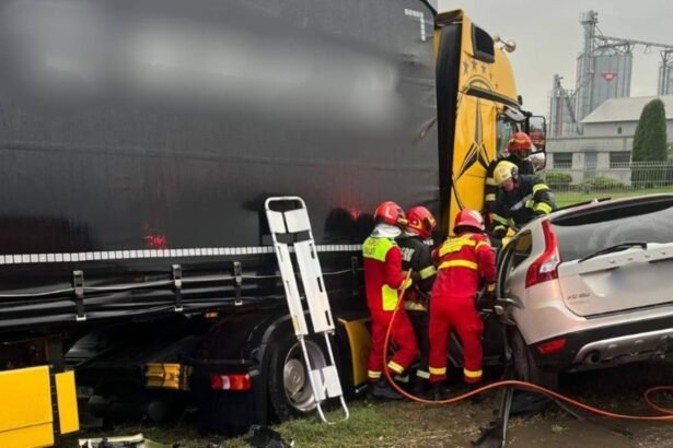 accident grav in suceava un mort si 3 raniti dupa ce masina a intrat sub un tir foto 68c7afea18cf7