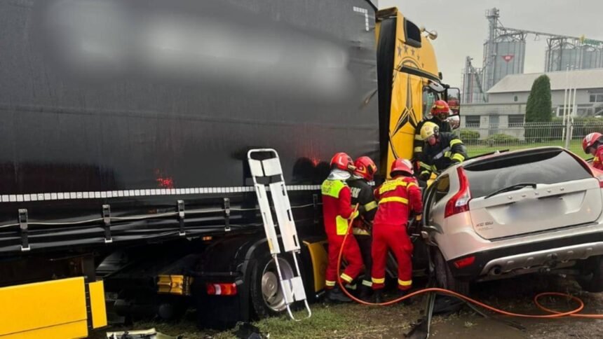 accident grav in suceava un mort si 3 raniti dupa ce masina a intrat sub un tir foto 68c7afea18cf7