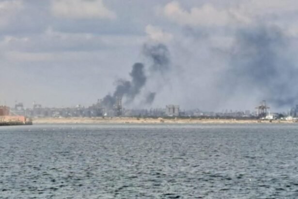 alerta la constanta degajari masive de fum in zona portului foto 68dbc0e2374de