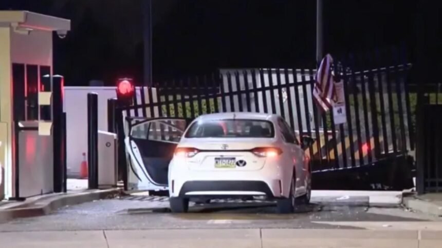 alerta terorista in america dupa un atac suspect la un sediu fbi un barbat este dat in urmarire dupa ce a intrat cu masina in poarta de securitate video 68ca91d459ea0