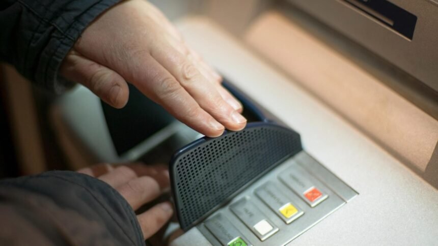 Cum să îți protejezi contul de fraude: rolul esențial al butonului roșu de la bancomat după fiecare tranzacție 1 asa iti protejezi contul de escroci de ce e recomandat sa apasati butonul rosu de la bancomat dupa fiecare tranzactie 68d54e49b484e