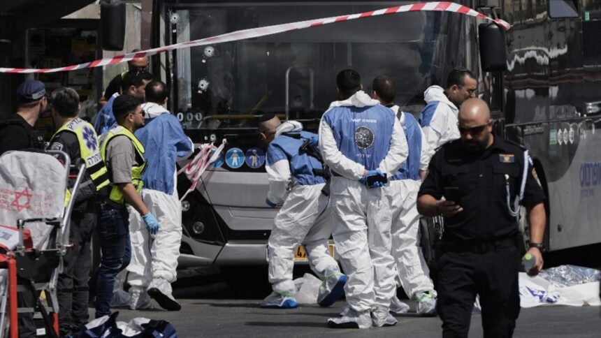Tragedie în preajma Ierusalimului: patru vieți curmate și unsprezece persoane rănite 1 atac armat sangeros la periferia ierusalimului cel putin 4 morti si 11 raniti video 68be9a7ad82a3