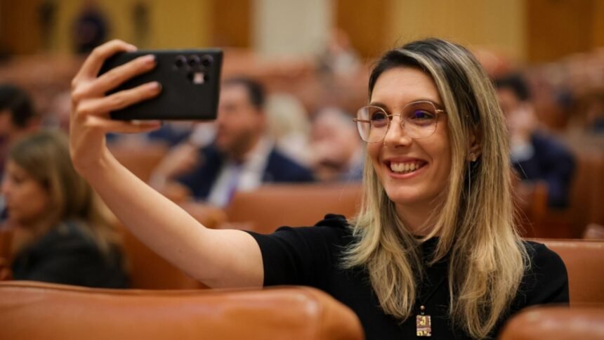 AUR își amplifică lupta împotriva sărăciei guvernamentale: moțiunea simplă împotriva ministrului Mediului, pe agenda dezbaterilor din plenul Camerei 1 aur continua lupta impotriva guvernului saraciei motiunea simpla impotriva ministrului mediului se dezbate in plenul camerei 68d0f160915d4
