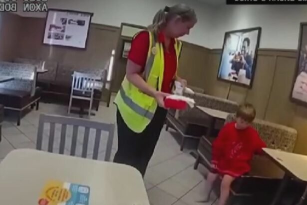 aventura riscanta un baiat de 5 ani a plecat singur la fast food in timp ce parintii dormeau 68b95804925ab