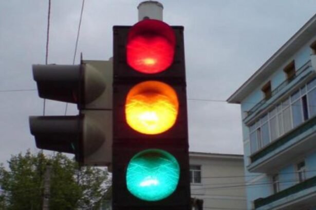 cod rutier 2025 amenda uriata pentru soferii care trec intentionat pe galben la semafor 68d6918369b0a