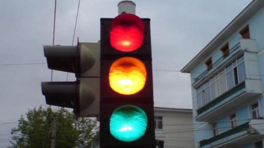 Regulile de circulație din 2025: sancțiuni severe pentru cei care neglijează semaforul galben 1 cod rutier 2025 amenda uriata pentru soferii care trec intentionat pe galben la semafor 68d6918369b0a