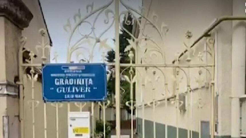 controversa la o gradinita din romania copiii imbracati in uniforme asemanatoare celor din comunism in prima zi de scoala 68c0558671946