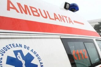 doua persoane la spital cu traumatisme severe dupa ce autoturismul in care se aflau s a izbit de un autotren 68b931cf455df