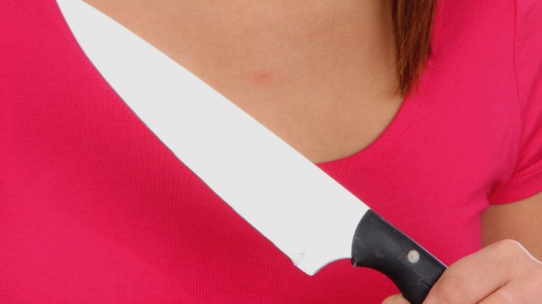 femeie imobilizata de jandarmi dupa ce a amenintat trecatorii cu un cutit in fata autogarii din bacau scene socante 68bac0971567d