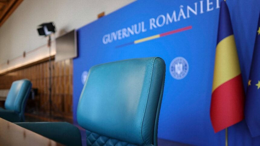 Funcționarii publici se unesc: protest masiv în fața Guvernului, cu riscuri de paralizie în instituțiile statului 1 functionarii publici ies in strada protest masiv la usa guvernului risc de blicaj major in institutiile statului 68c7986ce2938