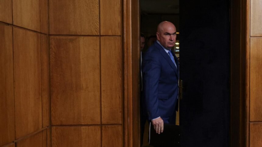 functionarii publici ies maine in strada proteste masive la usa lui bolojan 13 000 de posturi in pericol 68c68ae556881