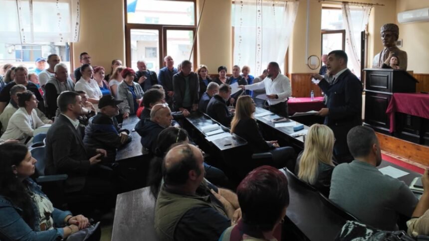 George Simion se solidarizează cu angajații din Brad și cere sprijinul premierului și al ministrului Economiei 1 george simion in mijlocul romanilor din brad dati afara de la fabrica cer interventia premierului si a ministrului economiei 68d7a1e3c1a2b