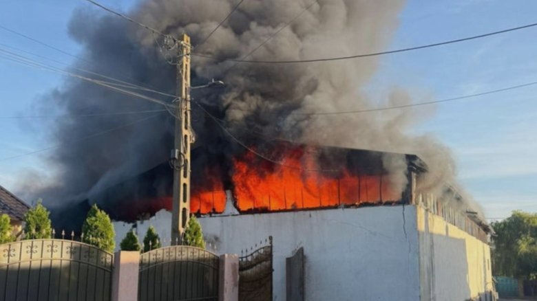 Incendiul catastrofal din Galați: o hală plină de uleiuri sub amenințarea flăcărilor 1 incendiu de proportii in judetul galati arde o hala plina cu uleiuri pericol urias 68bbd60b1f6fe
