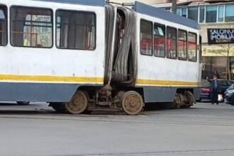 incident socant in bucuresti un tramvai a deraiat si s a produs un incendiu dupa ce o trotineta electrica ar fi fost aruncata intentionat pe sine video 68bfe04984a9e