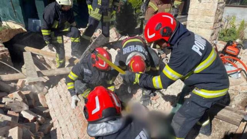 interventie contracronometru a pompierilor din campina doi oameni au fost prinsi sub un zid care s a prabusit foto video 68cbcc5b92294