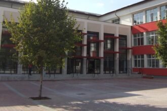 la loc comanda conducerea celei mai mari scoli din bucuresti nu mai demisioneaza 68bd9477aa7e9