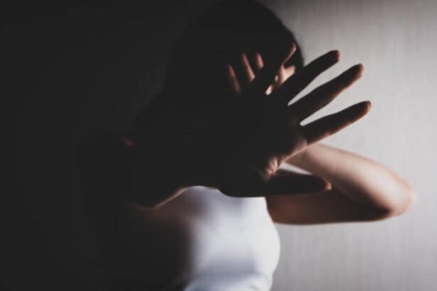 momente de cosmar pentru o tanara urmarita si agresata de partener intr un parc din bucuresti 68bd96cf21bfd