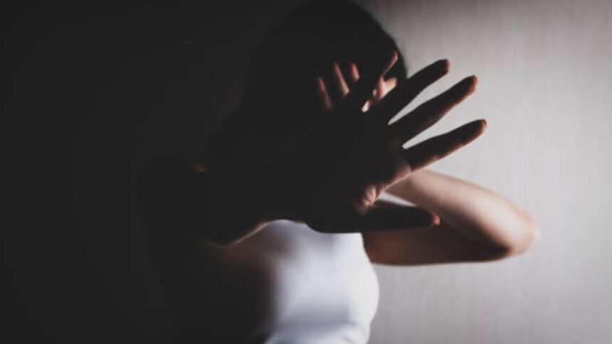 momente de cosmar pentru o tanara urmarita si agresata de partener intr un parc din bucuresti 68bd96cf21bfd