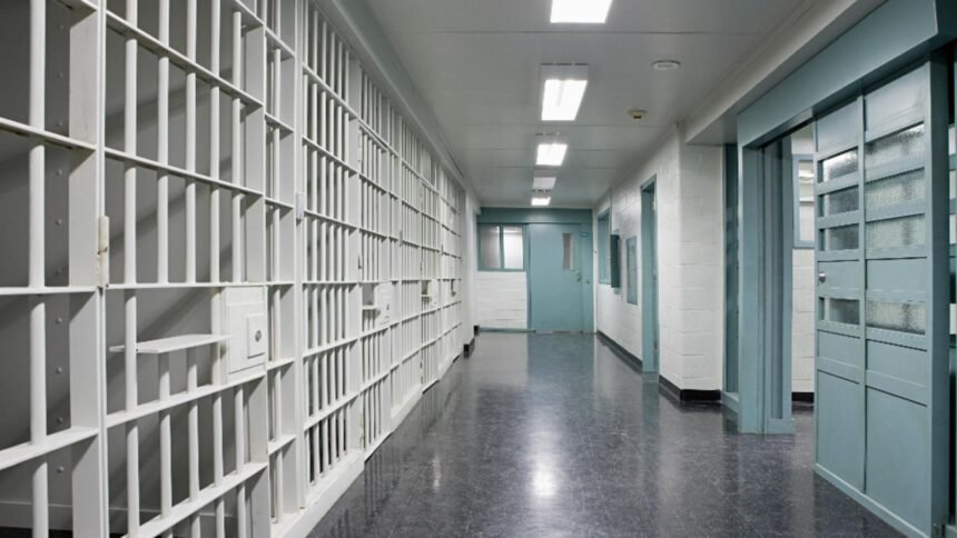 Motivul neașteptat pentru care un deținut este internat în spital și nu în închisoare: misterul care îi garantează eliberarea 1 motivul incredibil pentru care un detinut este la spital si nu la inchisoare detaliul care il tine in libertate 68d3c4dc15bb4
