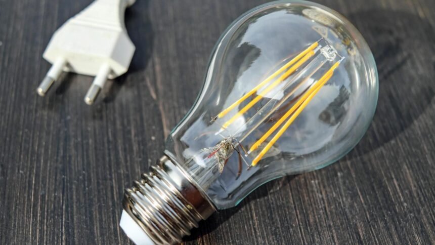Voucherul de 50 de lei pentru factura de electricitate: noi categorii de beneficiari eligibili 1 noi beneficiari pentru voucherul de 50 de lei la plata curentului electric lista categoriilor eligibile s a extins 68d270332fca5